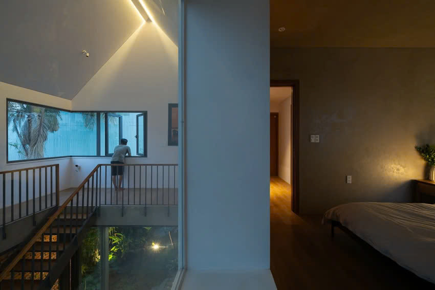 Hàng cửa kính gấp lại mở ra một khoảng không gian gần gũi với thiên nhiên.