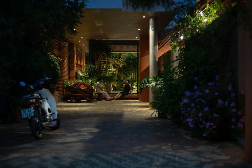 Hàng hiên là khoảng đệm lớn phía trước nhà giúp giảm tác động nhiệt từ bên ngoài,