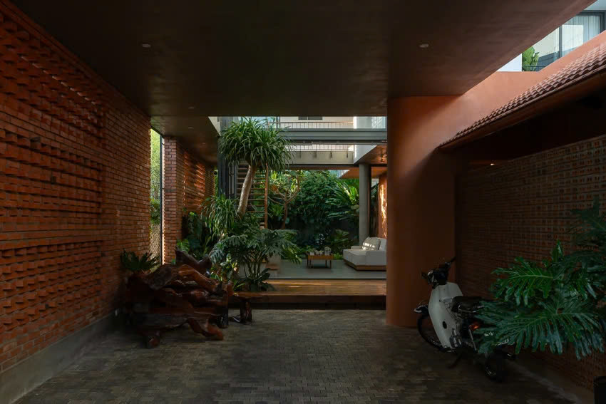 Ngôi nhà cũ có diện tích sàn khoảng 80m². Vì nhu cầu ở tăng thêm diện tích sử dụng để đáp ứng được cho ba thế hệ nên khối nhà cũ được giữ lại và cải tạo, xây dựng thêm khối nhà mới.