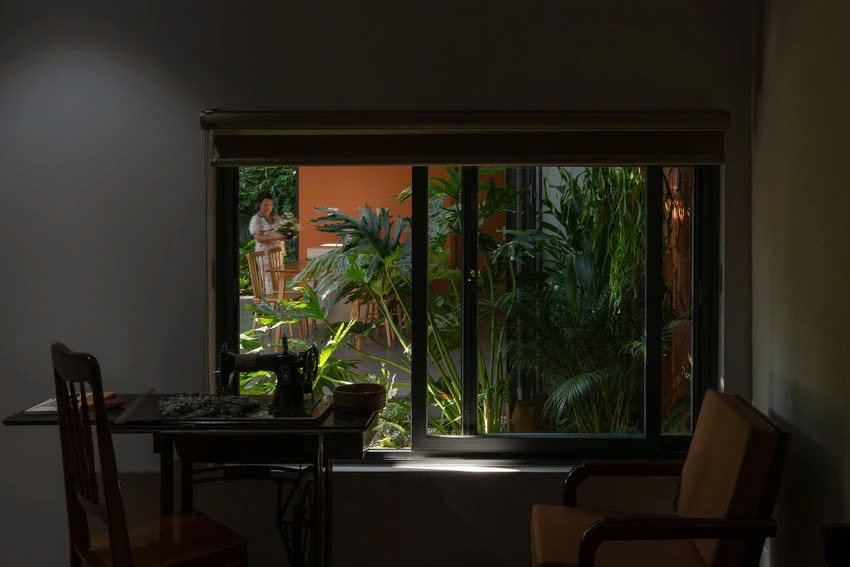 Theo nhóm thiết kế, công trình sử dụng vật liệu đa số tại địa phương, một phần để giảm chi phí xây dựng, một phần tăng tính bền vững cho ngôi nhà Bắc Bộ.