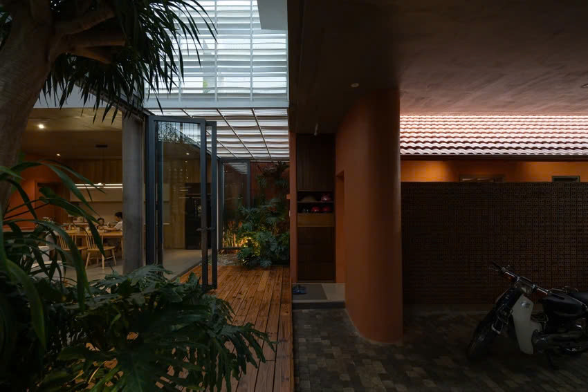 Đồng thời, hàng hiên là không gian linh hoạt cho việc đậu đỗ phương tiện đi lại và tổ chức giỗ chạp, các sự kiện của gia đình.