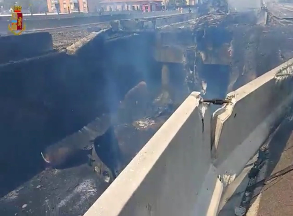 Một phần cây cầu đã sập sau khi hai chiếc xa lao vào nhau. Nổ lớn sau vụ va chạm đã khiến lửa lan xuống bãi đậu xe bên dưới cây cầu, khiến nhiều phương tiện bắt lửa và phát nổ sau đó. Ảnh: Properous Network.