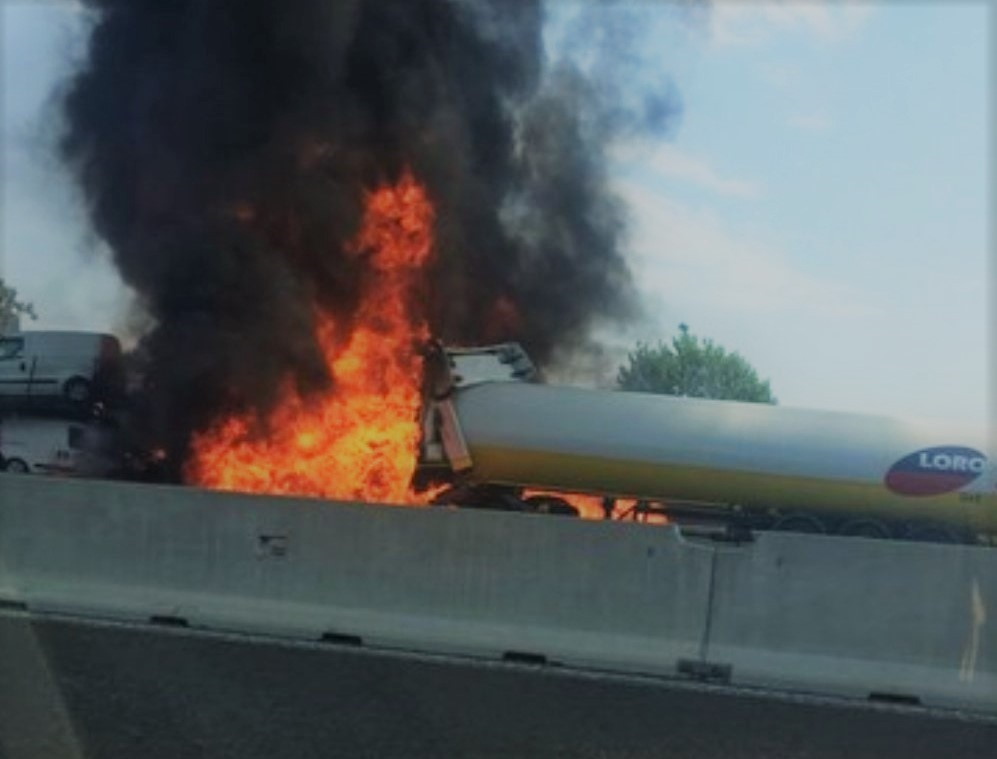 Lửa ngùn ngụt cháy tại hiện trường nơi vụ va chạm xảy ra. Các nhân chứng cho biết một số người đã bị bắt lửa từ vụ nổ trên cầu sau vụ va chạm. Ảnh: Reuters.