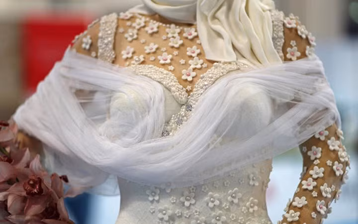 Chiếc bánh cưới siêu đắt đỏ này cao 182 cm và nặng 120 kg.(Ảnh: Arabnews)