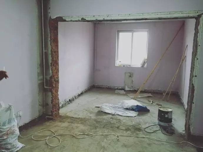 Đồng thời, họ cũng lắp đặt lại hệ thống điện nước, sơn lại toàn bộ ngôi nhà, thay mới nội thất và các trang thiết bị nhà bếp, phòng vệ sinh theo phong cách hiện đại, trẻ trung và tối giản.