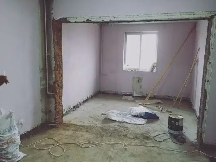 Đồng thời, họ cũng lắp đặt lại hệ thống điện nước, sơn lại toàn bộ ngôi nhà, thay mới nội thất và các trang thiết bị nhà bếp, phòng vệ sinh theo phong cách hiện đại, trẻ trung và tối giản.