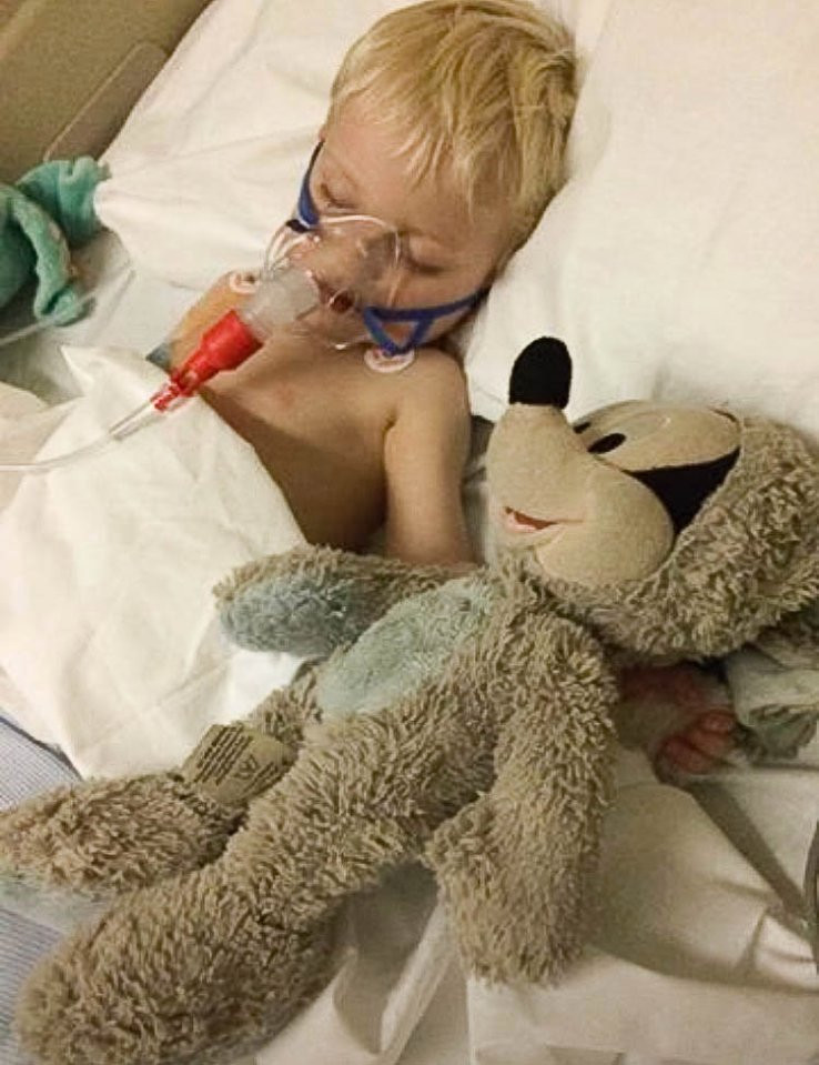 Tình trạng Dylan lúc tốt lúc xấu. Vào tháng 2 năm nay, các bác sĩ xác nhận cậu bé mắc phải hội chứng mô bào histyocytosis ở phổi. Đây là một loại ung thư phổi hiếm gặp, xảy ra chủ yếu ở những người từ 20 đến 40 tuổi. Không ai biết tại sao, Dylan, mới 3 tuổi, lại mắc phải căn bệnh quái ác này.