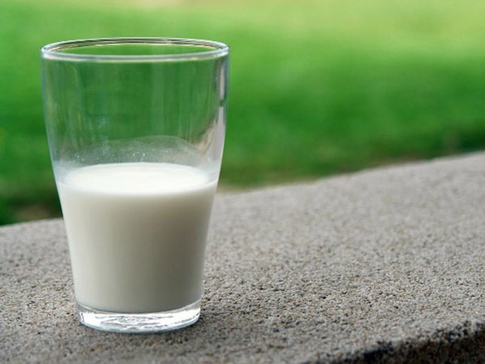 Sữa: Sữa cũng có ngày hết hạn. Mặc dù nó có thể còn hạn so với ngày được in trên bao bì, nhưng nếu bạn để một gói sữa ở bên ngoài với nhiệt độ cao, nó sẽ bị chua. Và uống các loại sữa bị chua sẽ làm dạ dày khó chịu, thậm chí là tiêu chảy.