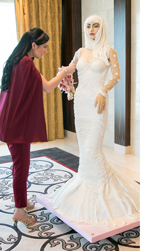 Kim cương được trang trí trên mũ đội đầu, trên thân váy và nổi bật nhất là chiếc nhẫn rực rỡ trên tay. (Ảnh: Chinanews)