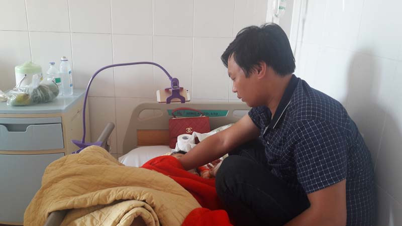 Bố của Tuấn Anh không rời cái giường bệnh nửa bước. Anh ngồi đó động viên và truyền nghị lực cho cậu con trai bé bỏng của mình.