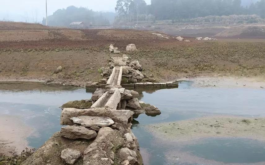 Những bức tường cổ, cầu đá cổ đã tồn tại hàng năm này chứng minh ngôi làng cổ chính là một trong bộ phận quan trọng, liên kết với mỏ bạc Mông Sơn khi xưa.