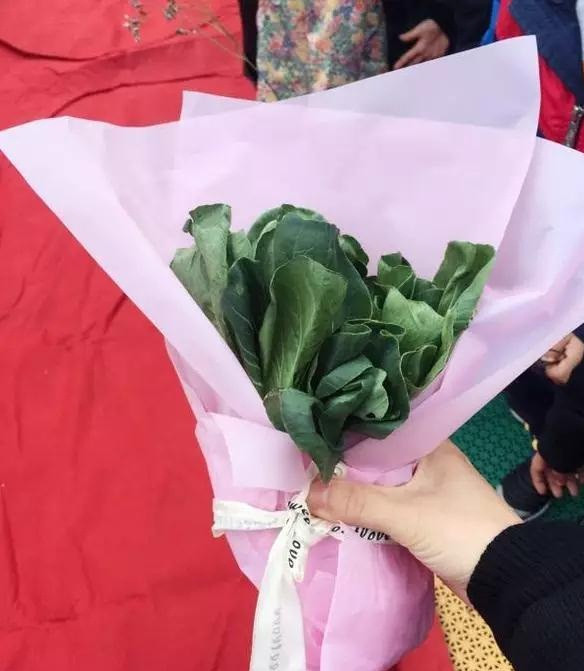 Tan mat dam cuoi cua cap doi de, “hoanh trang” ngay san truong-Hinh-6