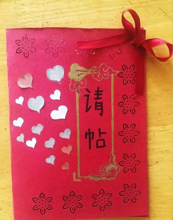 Tan mat dam cuoi cua cap doi de, “hoanh trang” ngay san truong-Hinh-4