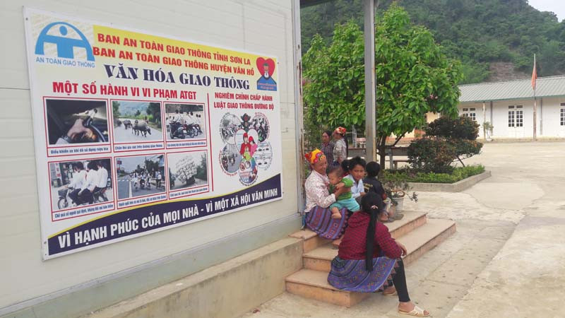 Tấm panô rất to cảnh báo về an toàn giao thông được dán trước cổng Trường Tiểu học Vân Hồ.