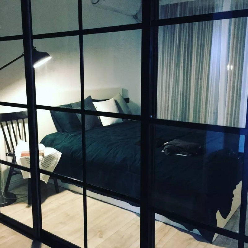 Phòng ngủ được thiết kế mới lạ, dùng kính cường lực cao chia thành ba không gian trong rất rộng rãi.