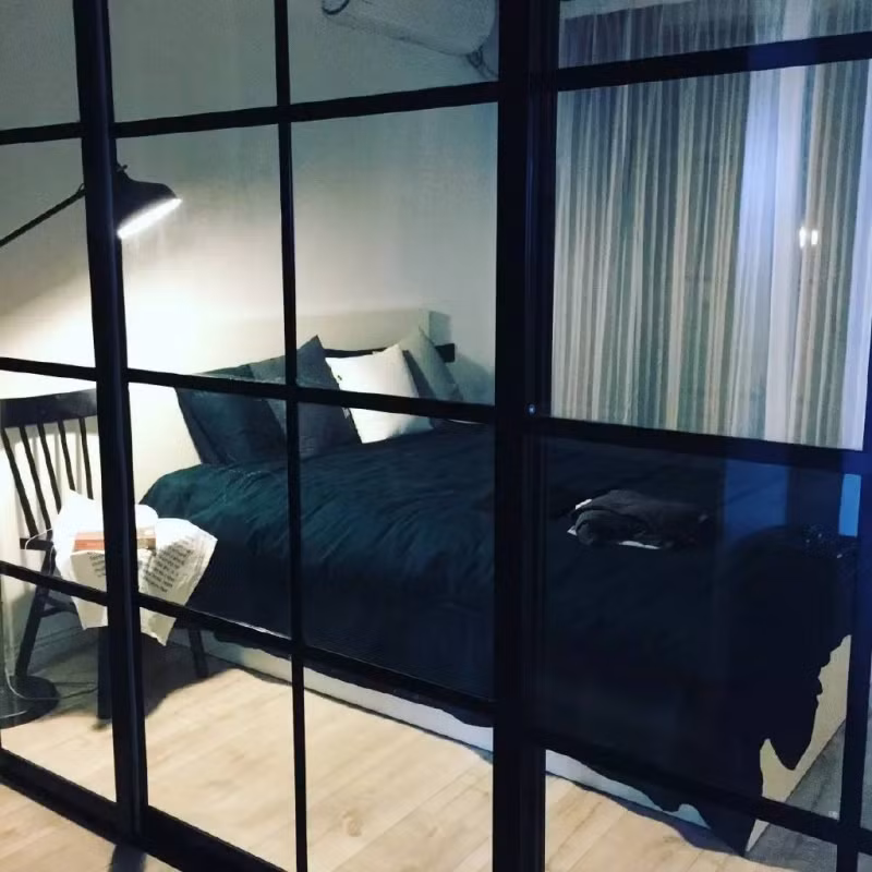 Phòng ngủ được thiết kế mới lạ, dùng kính cường lực cao chia thành ba không gian trong rất rộng rãi.