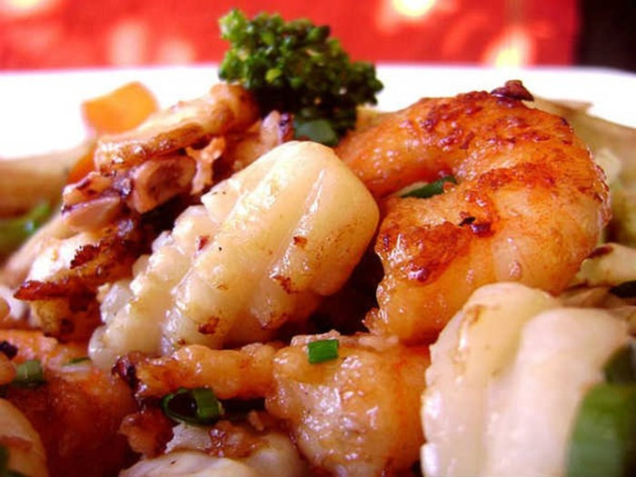 Tôm: Khi chọn tôm, bạn cũng lưu ý nên chọn tôm còn sống, tuyệt đối không mua tôm đã có mùi khó chịu, mềm nhũn, đầu bị tách khỏi thân, bị nhớt, đó là loại tôm đã hỏng, nó có thể gây ngộ độc thực phẩm nghiêm trọng.