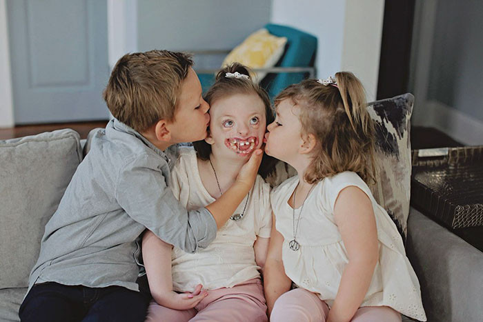 Sophia bất hạnh bị dị tật, bị bệnh bẩm sinh thế nhưng nhiều người vô cảm không những không thông cảm cho bé mà còn thản nhiên nói những lời ác ý, lấy vẻ ngoài dị dạng của Sophia ra làm trò đùa, gọi cô bé là ác quỷ.