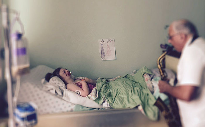 Năm nay mới 9 tuổi thế nhưng Sophia đã phải trải qua 22 cuộc phẫu thuật. Các bác sĩ phải đặt một ống dẫn thức ăn, một túi đựng mật cho bé. Thế nhưng Sophia vẫn rất đau đớn và thường bị nghẹt mũi, không thở được cho dị tật và do hội chứng Rett.