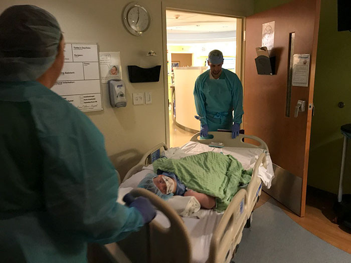 Cô Natalie Weaver, mẹ của Sophia cho biết, mặc dù không thể nói, nhưng Sophia có thể dùng ánh mắt và những âm thanh nhỏ để giao tiếp với mọi người trong gia đình. Bệnh tật khiến cô bé đau đớn nhưng Sophia là một cô bé rất mạnh mẽ, biết vượt qua khó khăn.