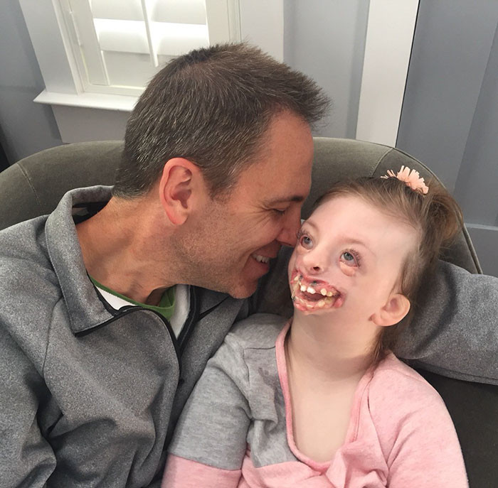 Không chỉ thế, người này còn gắn thẻ tài khoản của cô Natalie vào dòng trạng thái ác ý trên và gửi tin nhắn trực tiếp cho cô.