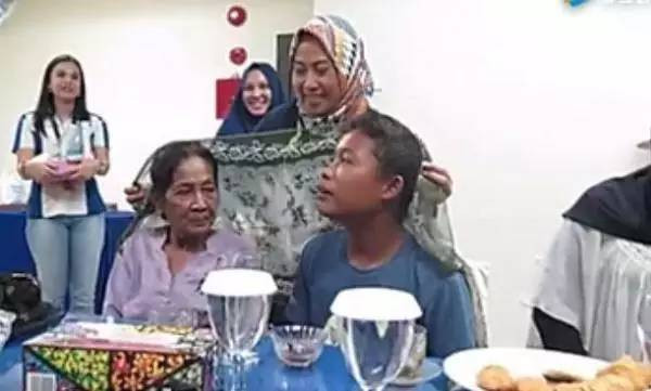 Thế nhưng, sau khi kết hôn chẳng bao lâu, cuộc tình bà cháu này lại tiếp tục khiến dư luận chú ý khi người vợ 71 tuổi tỏ ra vô cùng bất mãn với người chồng 16 tuổi.