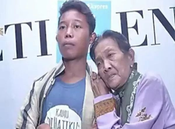 Theo thông tin đăng tải, sở dĩ hai người xảy ra mâu thuẫn là do người chồng trẻ cứ ra khỏi nhà là đem cửa khóa lại, không cho vợ mình ra ngoài.