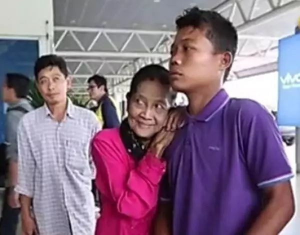 Không chỉ thế, cậu ta còn không cho vợ đến nhà thờ đạo Hồi trong thôn để sinh hoạt, khiến người vợ 71 tuổi cực kỳ tức giận.