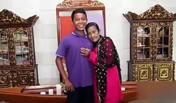 Để đến được với nhau, hai người đồng thời phải uy hiếp, đe dọa gia đình của mình. Cuối cùng, hai người cũng đến được với nhau.