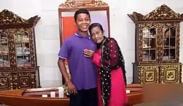 Để đến được với nhau, hai người đồng thời phải uy hiếp, đe dọa gia đình của mình. Cuối cùng, hai người cũng đến được với nhau.