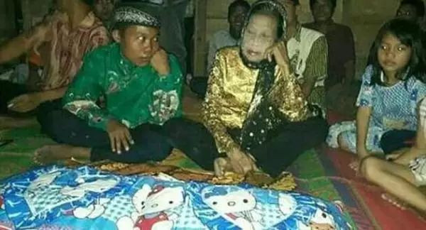 Khi được hỏi tại sao làm thế, người chồng trẻ con giải thích rằng, vì quá yêu vợ, cảm thấy vợ mình cực kỳ hấp dẫn, quyến rũ, nếu thường xuyên ra ngoài sẽ bị người khác lừa gạt hoặc cướp đi.