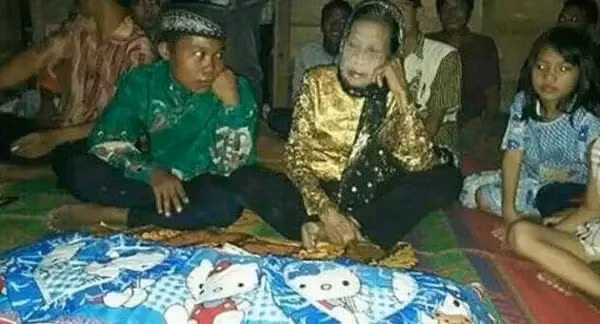 Khi được hỏi tại sao làm thế, người chồng trẻ con giải thích rằng, vì quá yêu vợ, cảm thấy vợ mình cực kỳ hấp dẫn, quyến rũ, nếu thường xuyên ra ngoài sẽ bị người khác lừa gạt hoặc cướp đi.