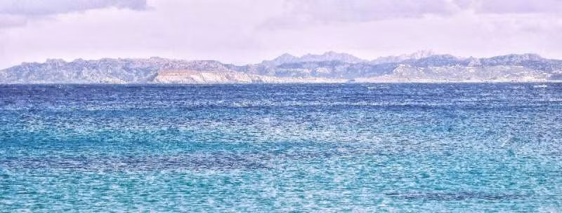 Trải qua nhiều năm sống một mình trên đảo, Mauro dần dần tìm thấy ý nghĩa của cuộc sống. Ông quyết định sẽ chụp lại những hình ảnh tuyệt đẹp tại nơi đây và chia sẻ điều đó với mọi người.