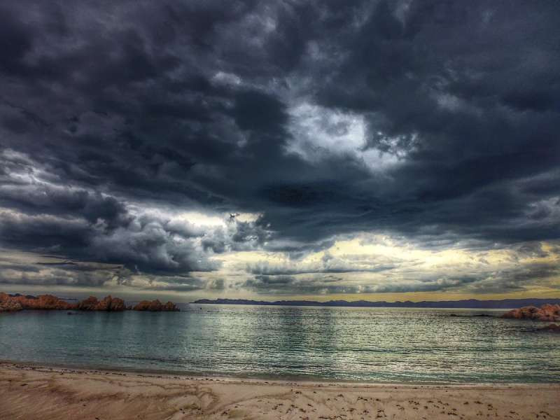 Cuối cùng, vận may mỉm cười, ông được phép ở lại trên đảo.