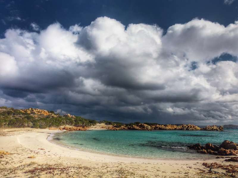 Vì tính cách cô độc của mình, Mauro chỉ thích sống lặng lẽ. Thậm chí thấy du khách, ông chỉ tìm cách tránh nhé.