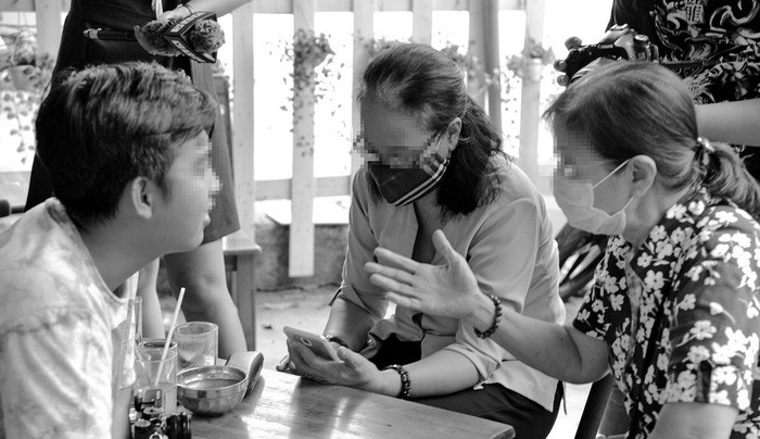 Các nạn nhân của đường dây tiền ảo lừa đảo 15.000 tỉ đồng - Ảnh: TỰ TRUNG