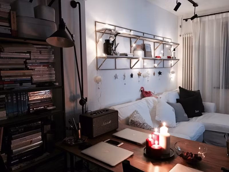 Theo Allen và Jacob, chỉ cần dành nhiều thời gian, tâm sức và công sức, mọi người có thể biến một ngôi nhà cũ kỹ thành một ngôi nhà lãng mạn và ấm cúng. Ngay cả khi bạn không thể mua một ngôi nhà cao cấp, bạn vẫn có thể sống một cuộc sống cao cấp theo ý thích của bạn. Mời quý vị xem video: Ngôi nhà 15m2 có đến 23 nhân khẩu