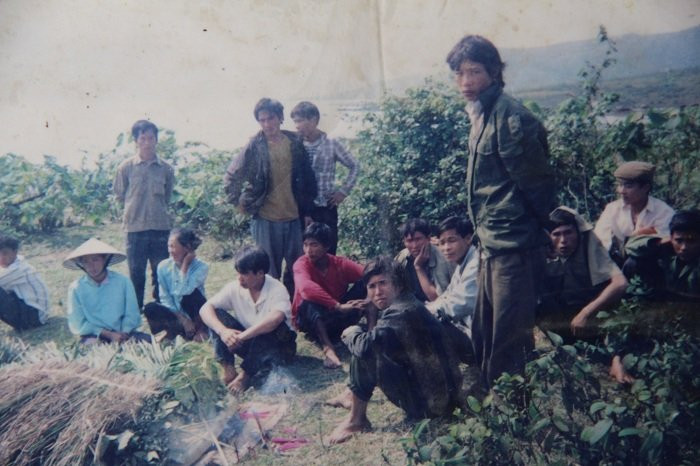 Hình ảnh người dân hoang mang theo dõi vụ chìm đò hơn 20 năm trước bà Hệ vẫn còn lưu giữ.