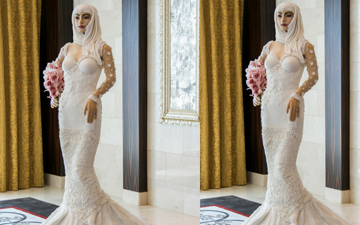 Khoảng 5.000 bông hoa được đính trên chiếc váy. (Ảnh: Harpersbazaararabia)