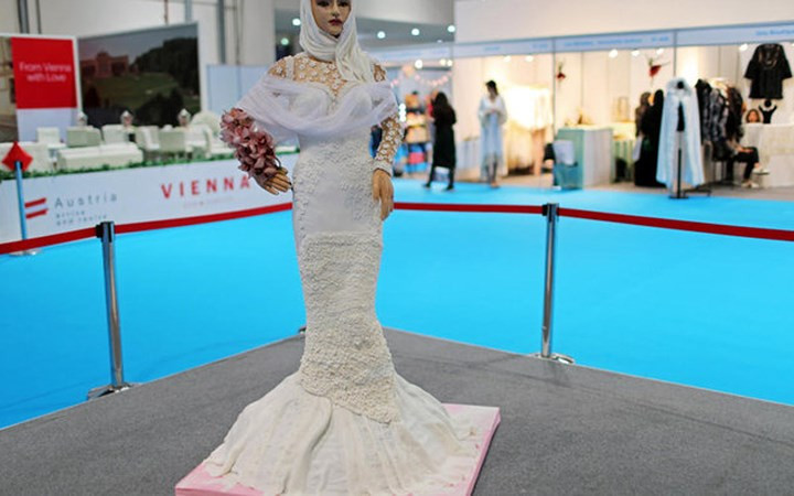 Hầu hết tất cả các chi tiết trên chiếc bánh cưới này đều có thể ăn được.(Ảnh: Arabnews)