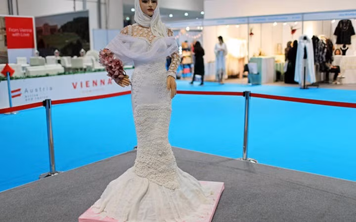 Hầu hết tất cả các chi tiết trên chiếc bánh cưới này đều có thể ăn được.(Ảnh: Arabnews)