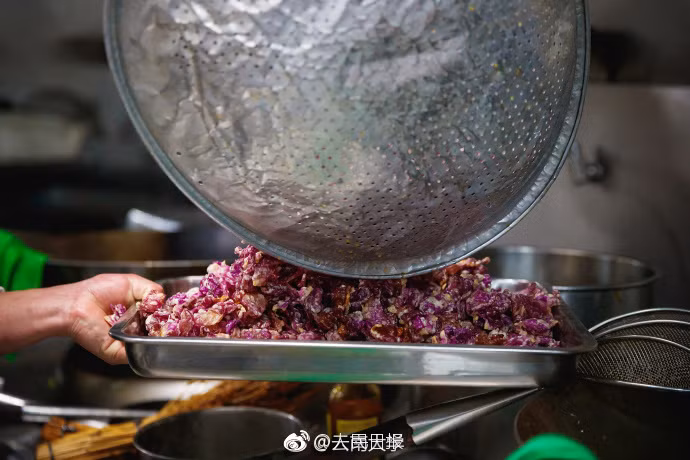 Nhiều sinh viên cho biết, họ vô cùng ngỡ ngàng khi biết rằng hoa hồng có thể ăn, mà lại còn ăn rất ngon và chế được thành nhiều món khác nhau.