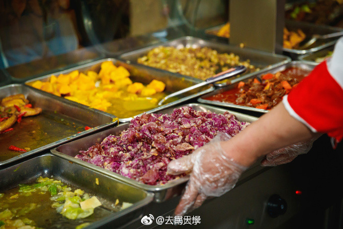 Được biết, bên cạnh các món mặn, hoa hồng còn có thể làm thành mứt hoa hồng, dùng ăn kèm với bánh mỳ, cũng rất thơm và ngon.