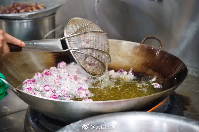 Rất nhanh sau đó, các món ăn làm từ hoa hồng đã được các sinh viên đặc biệt yêu thích vì mùi vị hiếm có khó tìm của nó.