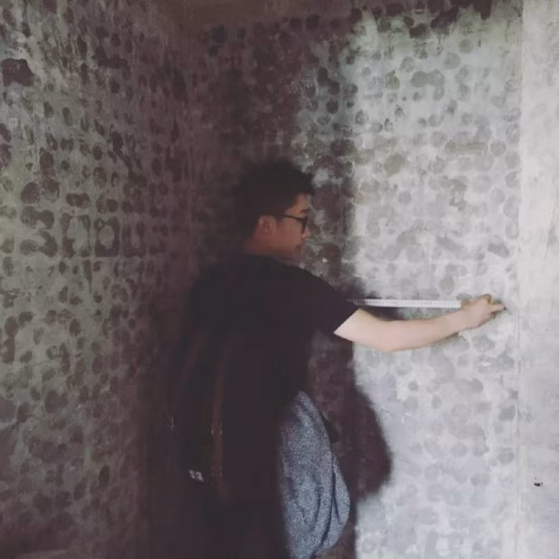 Sau khi mua lại ngôi nhà, cặp đôi trẻ tuổi đã tái quy hoạch lại không gian. Họ nhận ra phòng ngủ nhỏ thực sự khiến không gian bị bí bách và quyết định thay đổi, họ phá bỏ mộ số bức tường, tạo ra một không gian hoàn toàn mới.