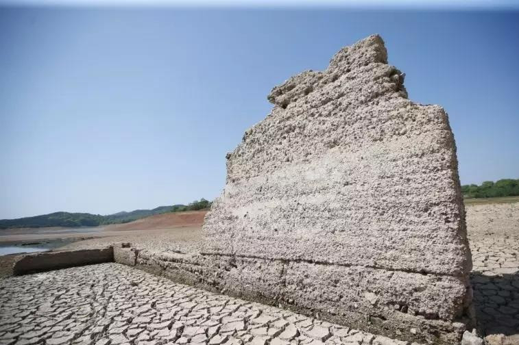 Ngôi làng cổ đồng thời cũng được cho là nơi trung chuyển, xuất ra bạc đã tinh luyện đến kinh thành.