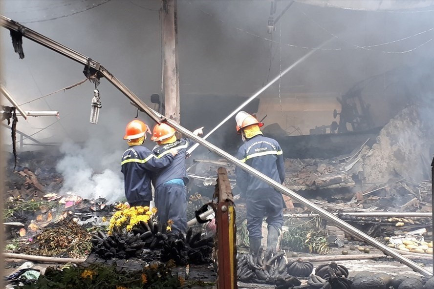 Vụ cháy chợ Quang (Thanh Liệt, Thanh Trì, Hà Nội) chiều 31.3 khiến nhiều tiểu thương trắng tay. Ảnh: TV