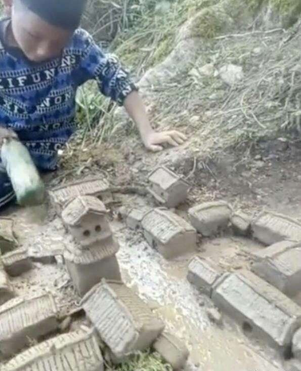 Cau be suot ngay nghich bun ban va thanh qua... cha me choang vang-Hinh-3