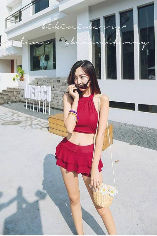 Áo bơi phối cùng chân váy cùng màu cũng là lựa chọn phối đồ đi biển tuyệt vời - Ảnh: Internet