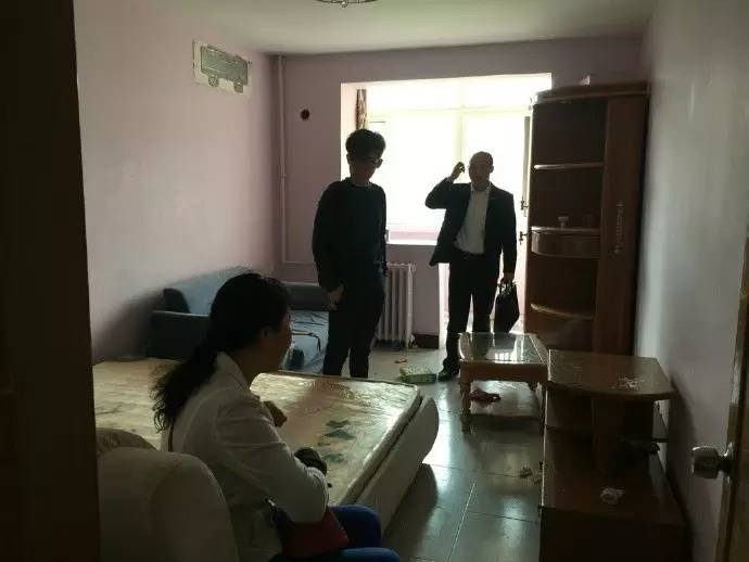 Ngân sách hạn chế nên cặp đôi chỉ có thể mua được một căn nhà cũ. Ngôi nhà nhỏ có một phòng khách hẹp, cánh cửa cũng cũ kỹ, tất cả đồ nội thất đều đã hỏng, nơi duy nhất có thể tạm ổn là phòng ngủ. Tuy nhiên phòng ngủ cũng quá bé và chật chội, ban công nối ra khá dài.